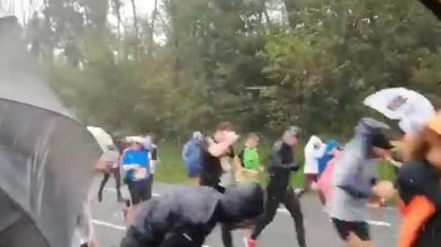 La descomunal granizada que puso en peligro a los corredores de una media maratón en San Sebastián