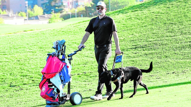 Así juegan los ciegos al golf