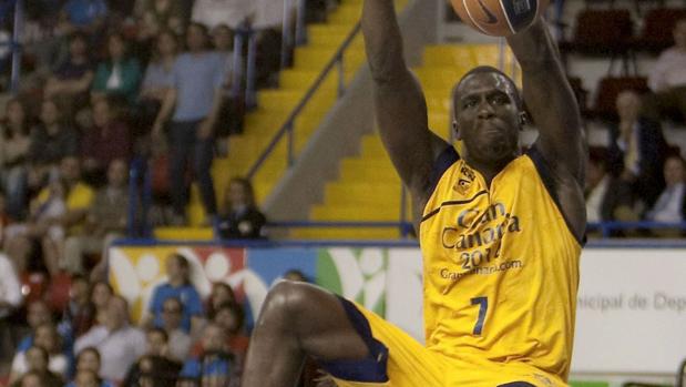 «No son extrema derecha y yo no soy negro, sólo me pasé con los rayos UVA»