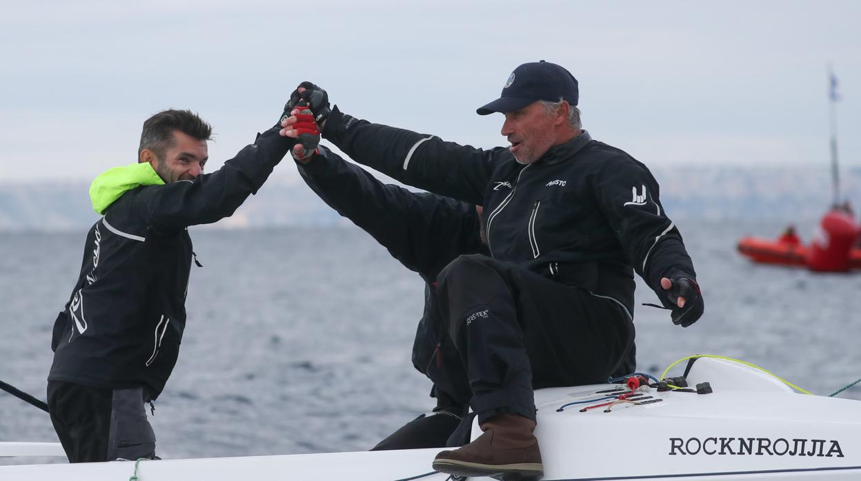 La tripulación del "Rocknrolla" celebra el triunfo en la regata de hoy