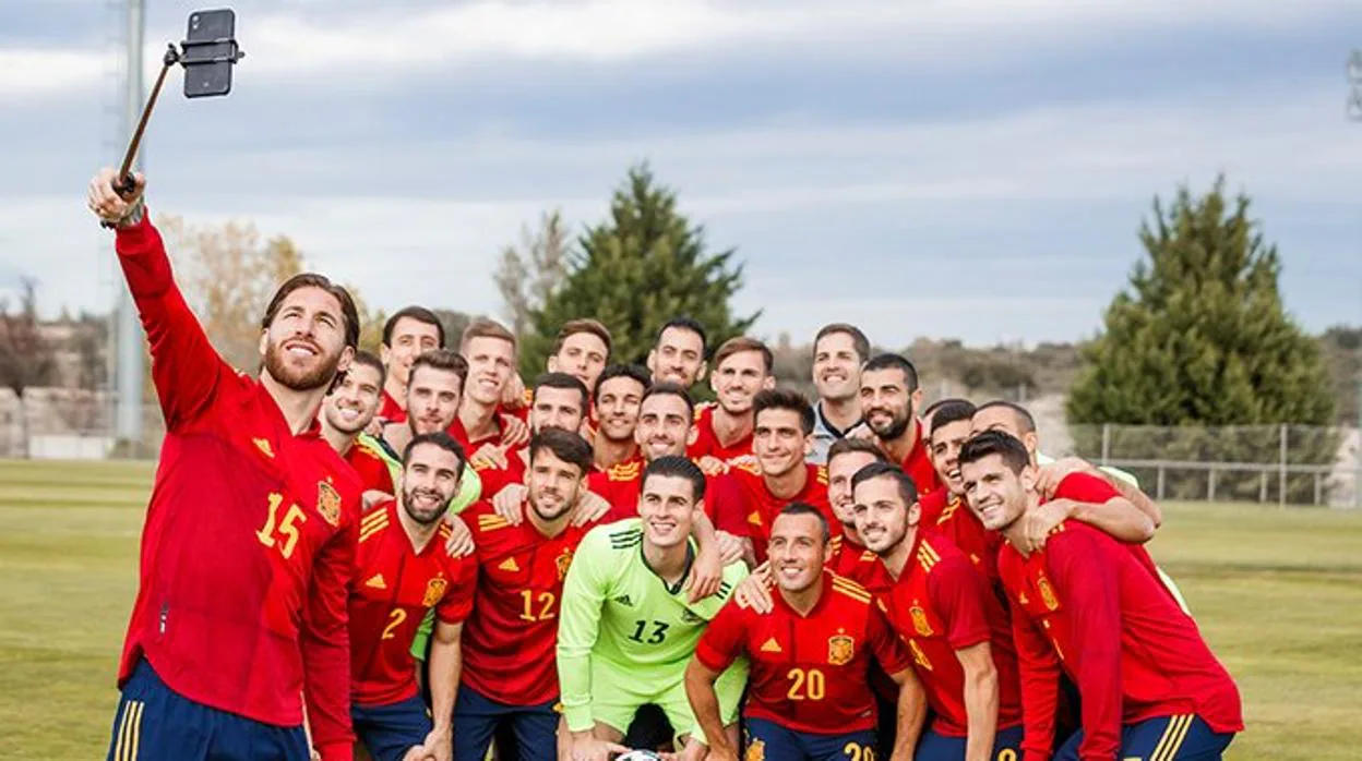 Sergio Ramos hace una selfie con sus compañeros de la selección.