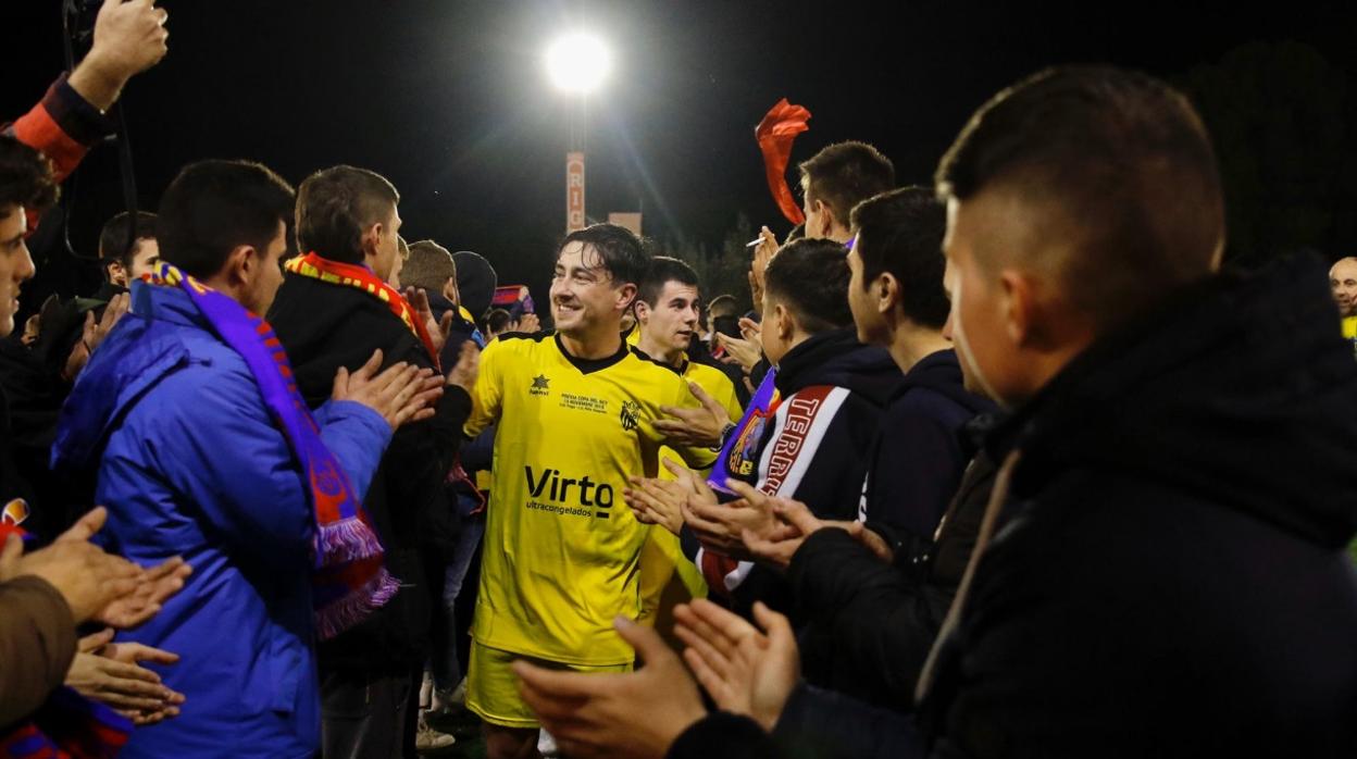 Los jugadores de la Peña Azagresa. homenajeados por los aficionados de la UD Fraga