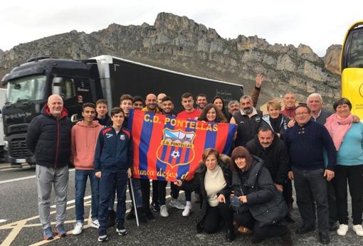 Los aficionados del CD Pontellas, en una parada en su desplazamiento a Tolosa