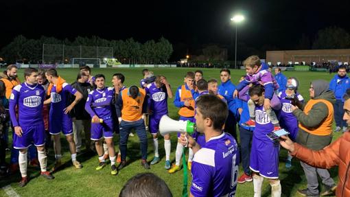 Los jugadorse del CD Becerril celebran el pase a la primera ronda de la Copa