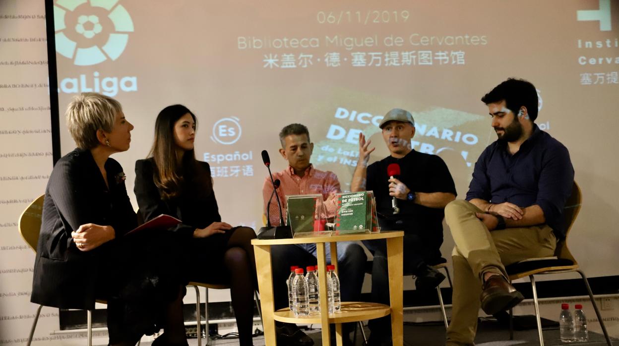 Los responsables del Diccionario de Fútbol Español-Chino lo presentaron en la biblioteca Miguel de Cervantes de Shanghái. De izquierda a derecha, Inma González Puy, del Cervantes; Jenny Chen, de La Liga; Carlos Holgado, entrenador; Albert Boada, profesor; y Jorge Álvarez, ilustrador