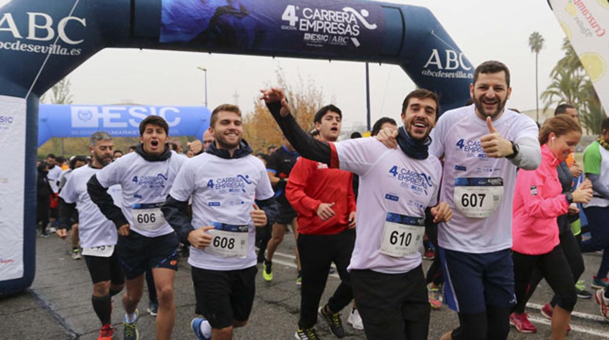 Varios participantes, en la salida de la IV Carrera de Empresas ESIC-ABC