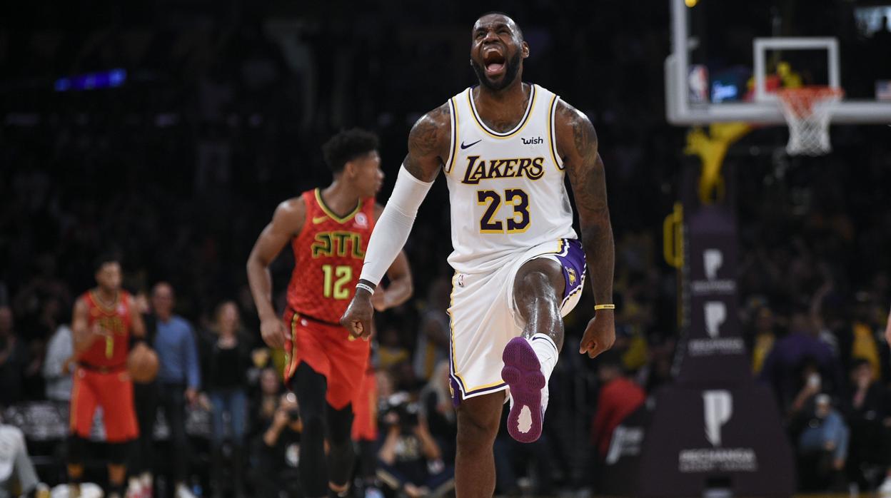 LeBron James celebra una de sus canastas