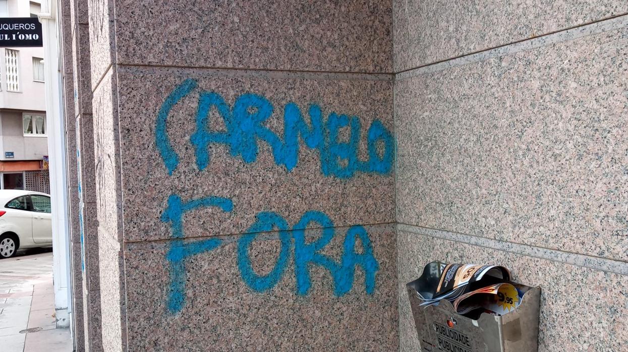 Pintadas contra el director deportivo del Dépor, Carmelo del Pozo, en su casa