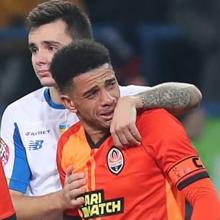 Taison, consolado por un rival