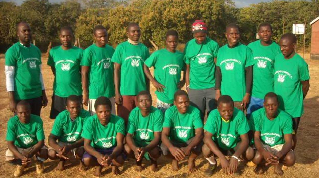 Varios malawianos posan con las equipaciones de La Barrera que les hace llegar la ONG Llamarada de Fuego