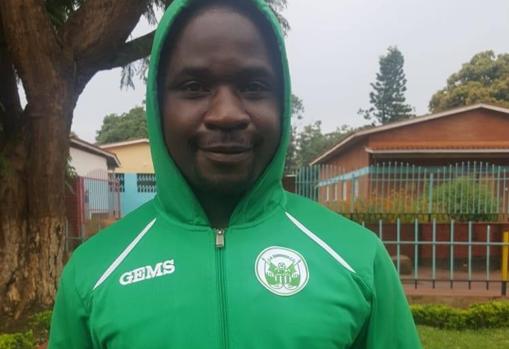 Un malawiano con la ropa deportiva del club sevillano La Barrera