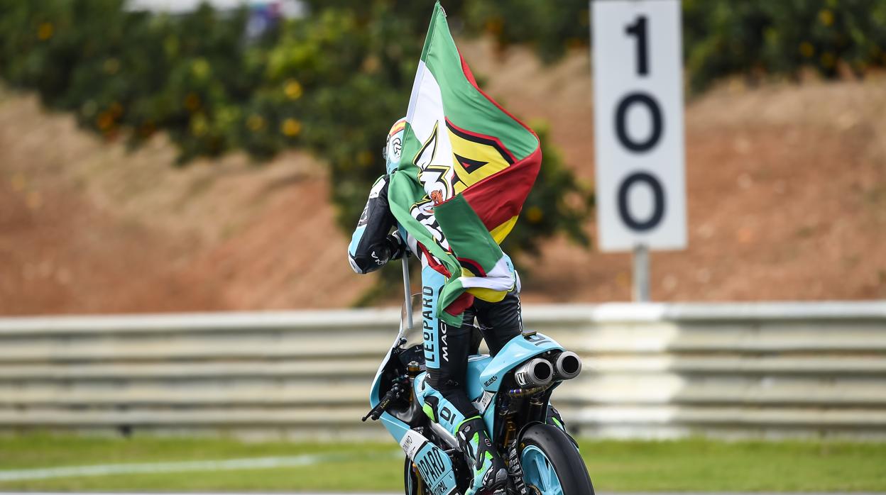 El piloto conileño celebra su tercer puesto en el mundial de Moto3.