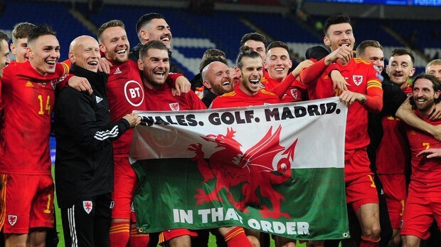 Gareth Bale celebra la clasificación de Gales para la Eurocopa con una bandera que se burla del Real Madrid