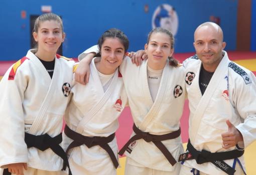 Las hermanas Ana y Andrea Carazo y María Miguélez, junto a Alberto Yagüe