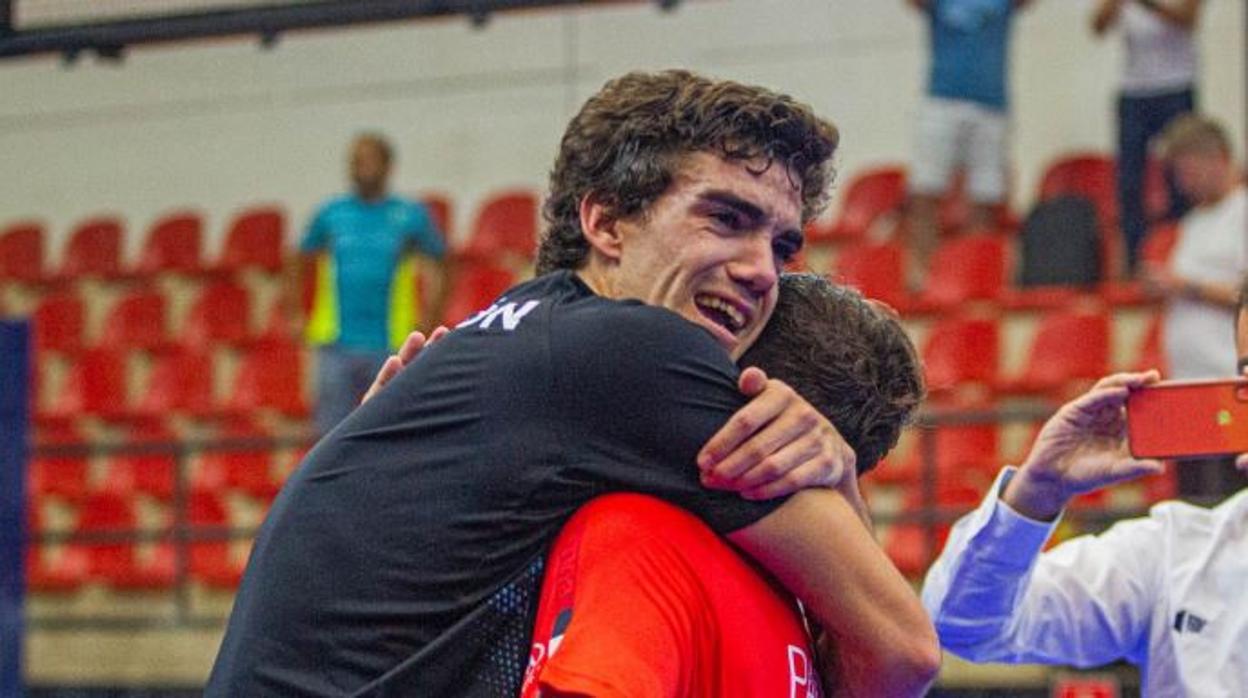 Juan Lebrón abraza a Paquito Navarro tras conquistar el título.