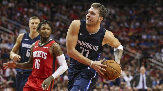 Doncic pasa por encima de Harden con otro recital