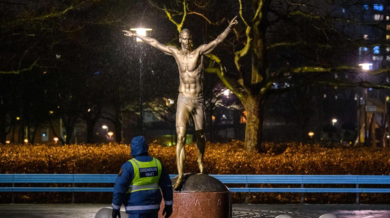 Atacan la estatua y la vivienda de Ibrahimovic en Malmoe tras comprar el Hammarby