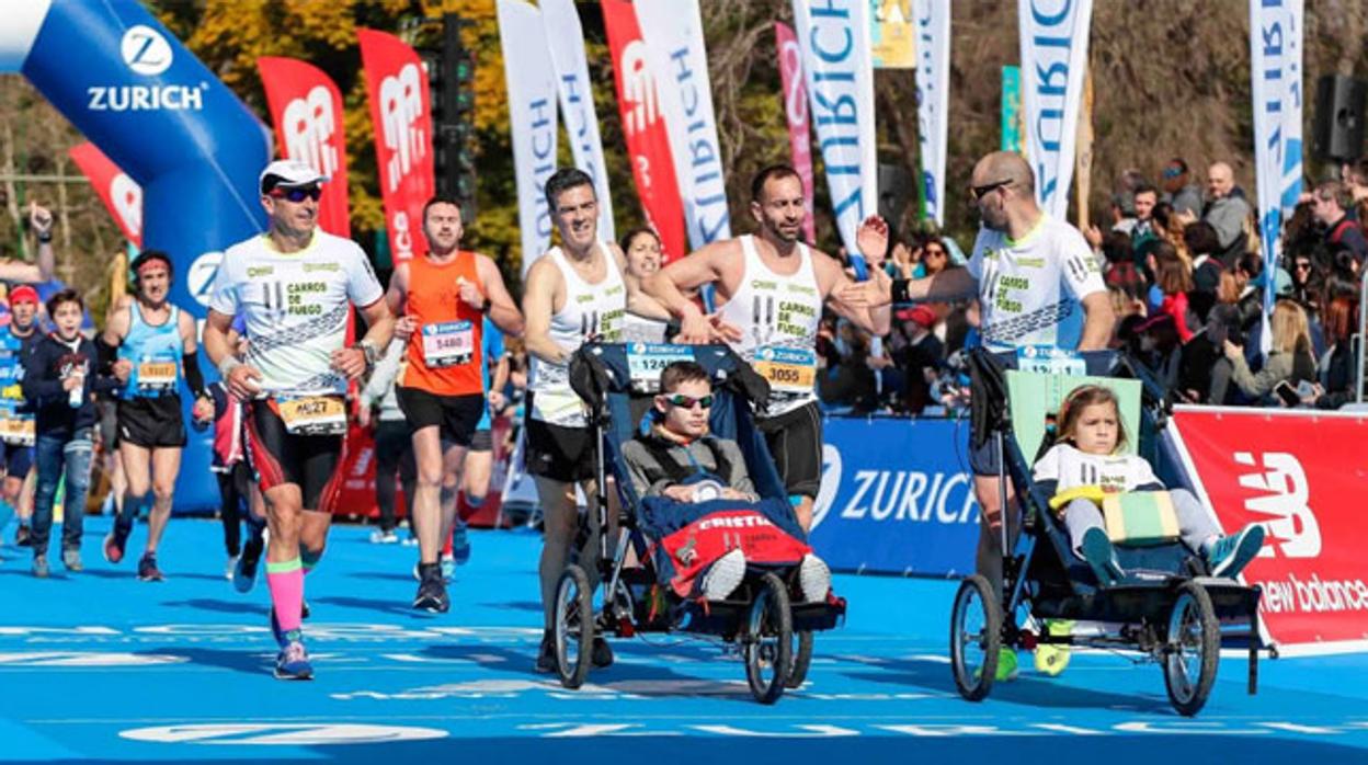 Los deportistas de la asociación Carros de Fuego son unos habituales de la Maratón de Sevilla