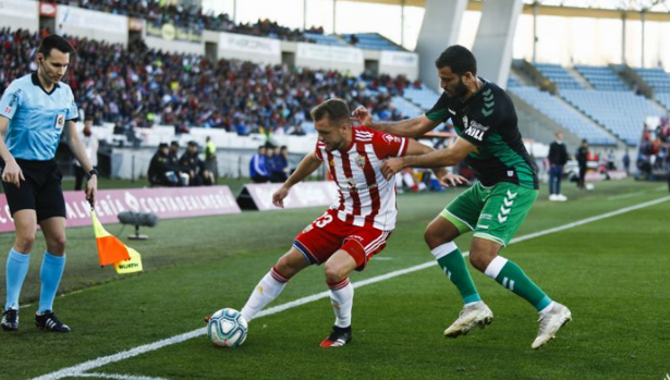 El Elche frena a Almería en inferioridad y se mete en la pelea por el ascenso