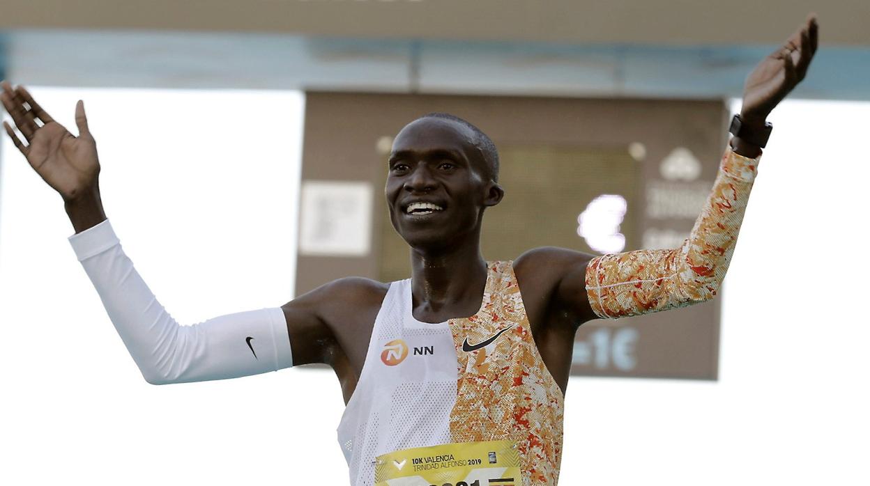 Cheptegei bate el récord del mundo de 10K en Valencia