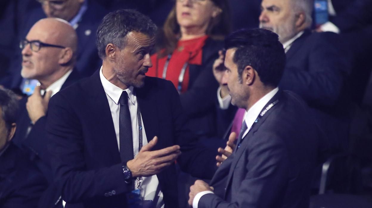 Luis Enrique y Figo durante el sorteo de la fase de grupos de la Eurocopa