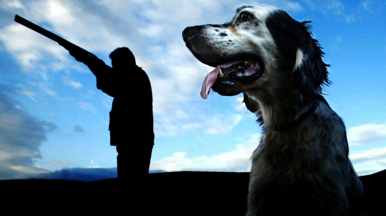 Un cazador, acompañado por su perro