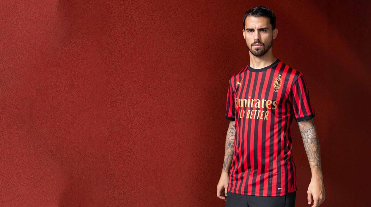 Suso posa con la camiseta del 120º Aniversario del AC Milan.