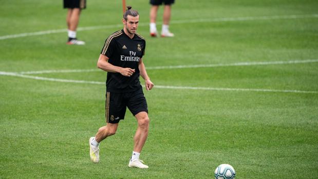 Bale también vacila en Madrid: simula que juega al golf en Valdebebas