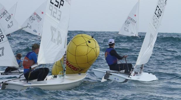 Daniel Cardona, líder del Campeonato de España de Laser 4.7