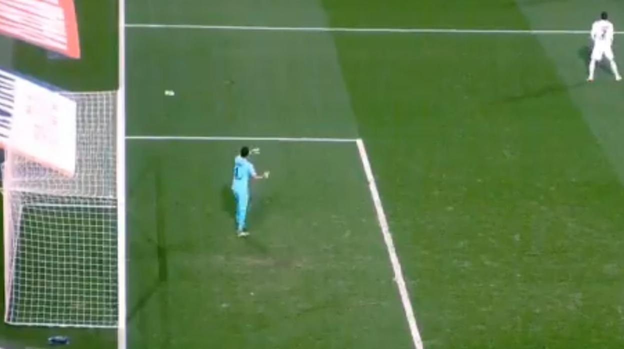 Botellazo a Keylor Navas