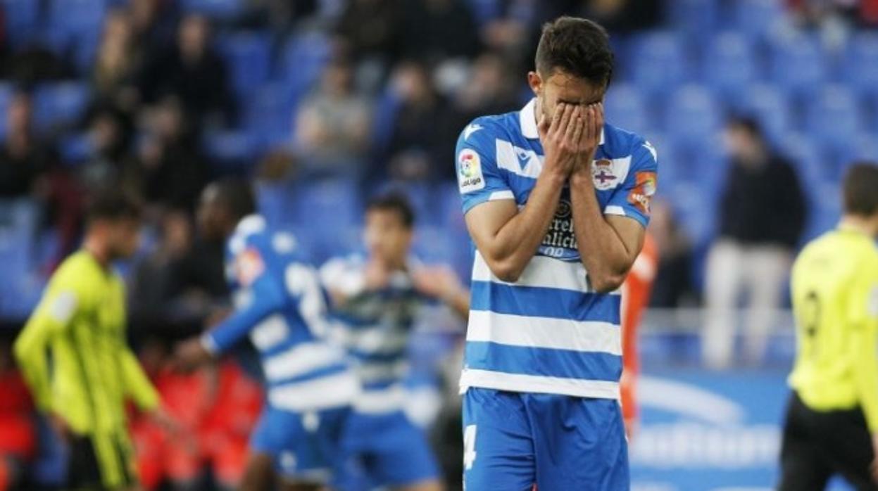 El deportivista Luis Ruiz, desolado tras la derrota ante el Zaragoza