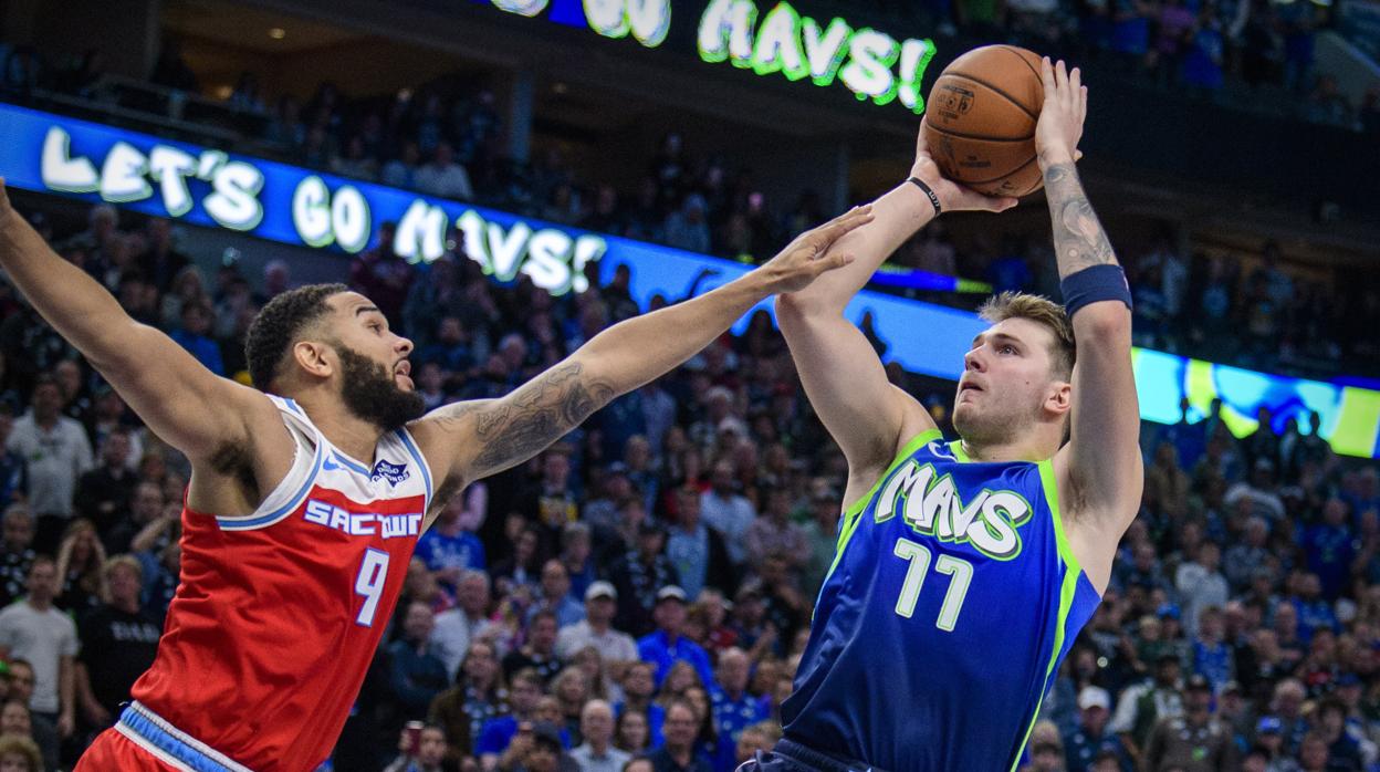 Doncic lanza a canasta en el partido ante los Kings