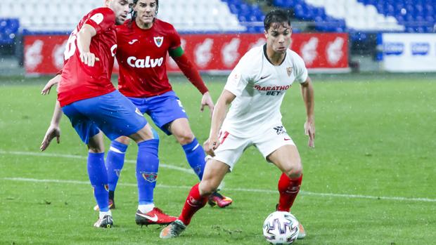 El balón parado clasifica al Sevilla, que acaba sufriendo