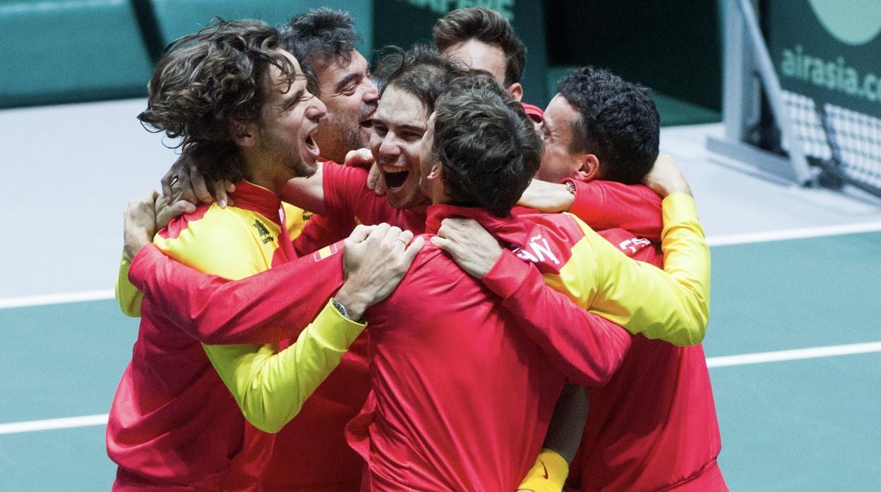 Nadal, con sus compañeros tras ganar la Copa Davis