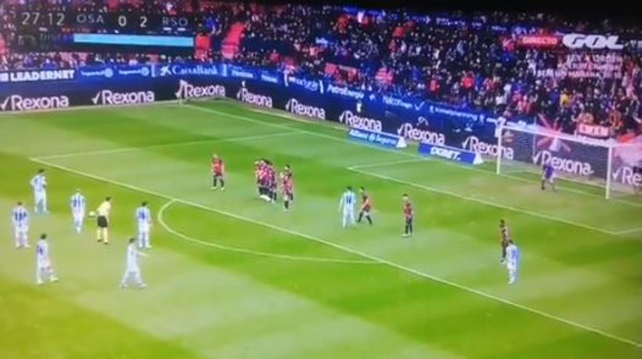 Odegaard marca de falta uno de los goles del año