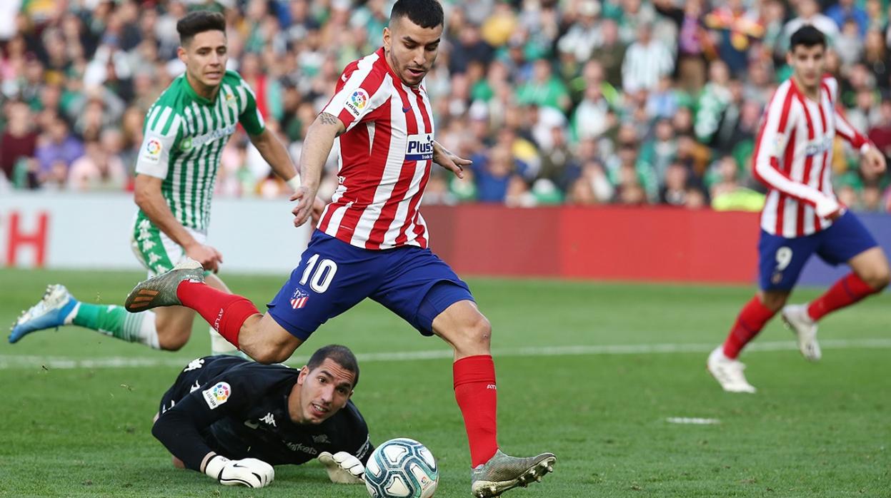 Correa abrió la lata ante el Real Betis un minuto después de saltar al campo