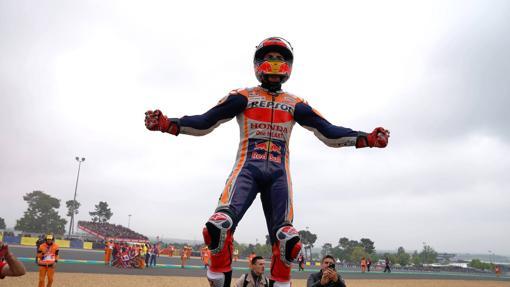 Márquez celebra la victorria en el circuito de Le Mans