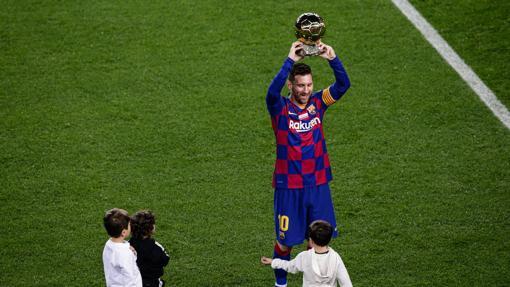 Messi en el Camp Nou muestra su sexto Balón de Oro junto a sus tres hijos