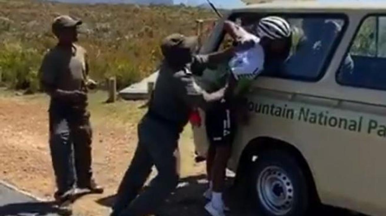 Brutal detención a un ciclista en Sudáfrica: así le partieron el brazo