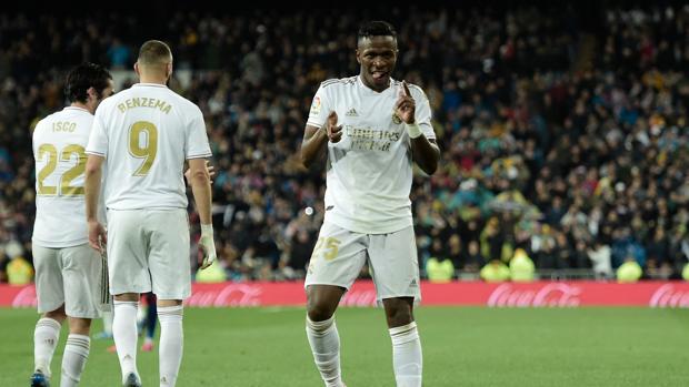 Vinicius hace líder al Madrid