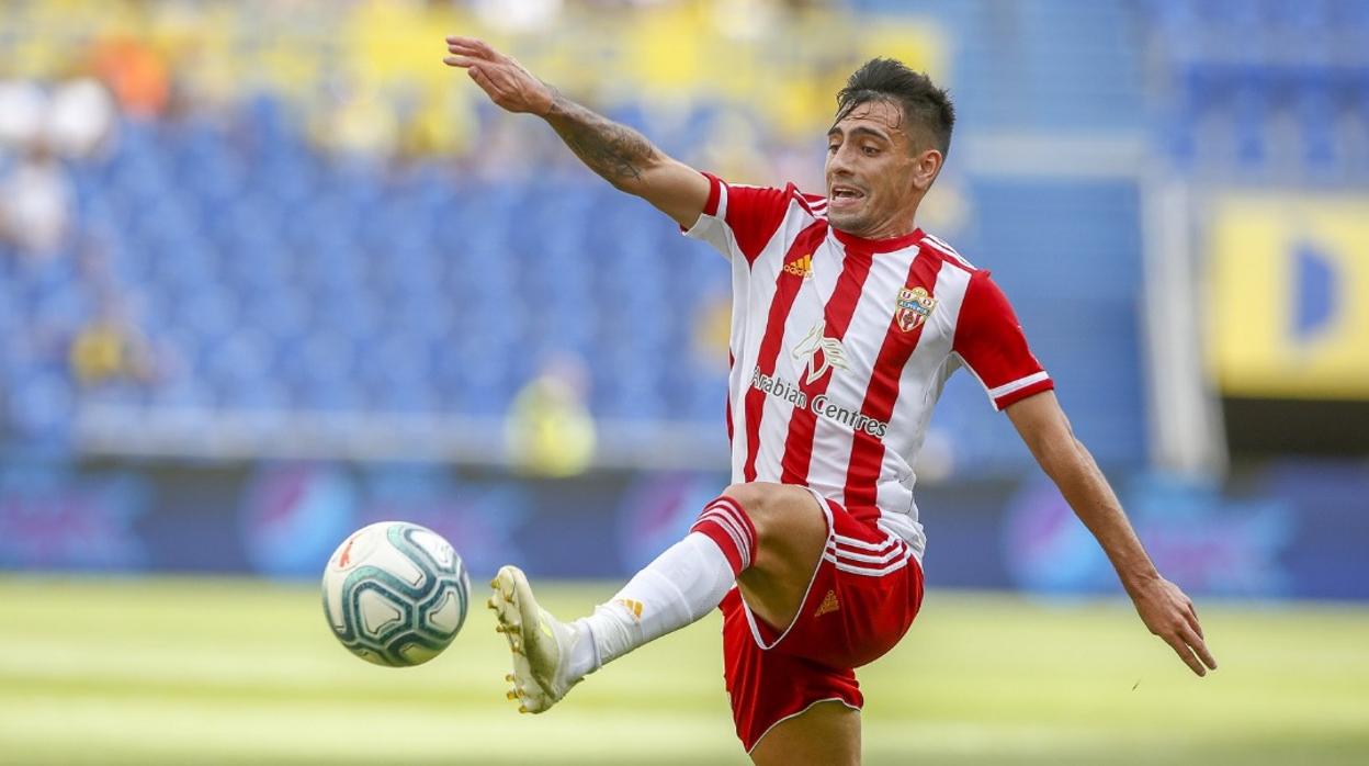 El Cádiz consolida su liderato y frena al Almería tras remontada