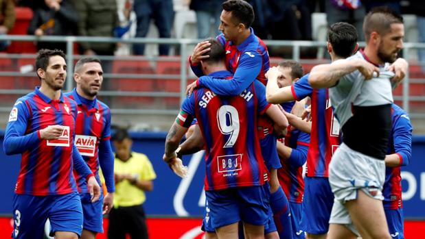 Charles y Orellana pisan fuerte el escalón de la permanencia