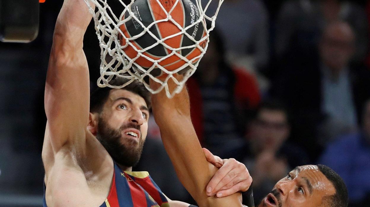 El tremendo mate de Shengelia sobre Mirotic que dio la victoria al Baskonia ante el Barça