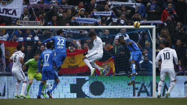 Dos goles de Varane a centros medidos de Mendy y de Kroos