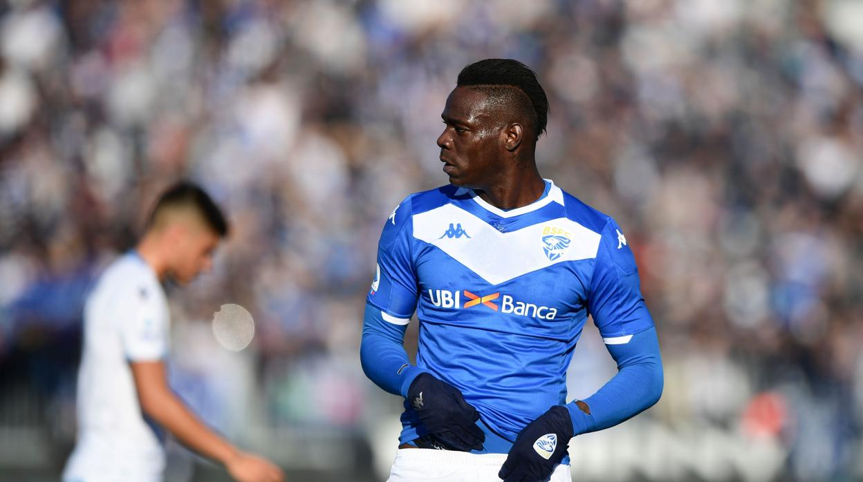 Balotelli recibe insultos racistas en el Brescia-Lazio y el partido se interrumpe