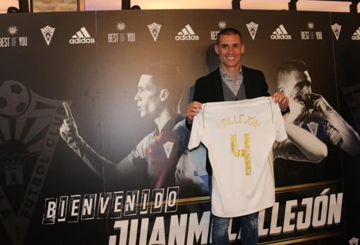 Juanmi Callejón, posando con la camiseta del Marbella