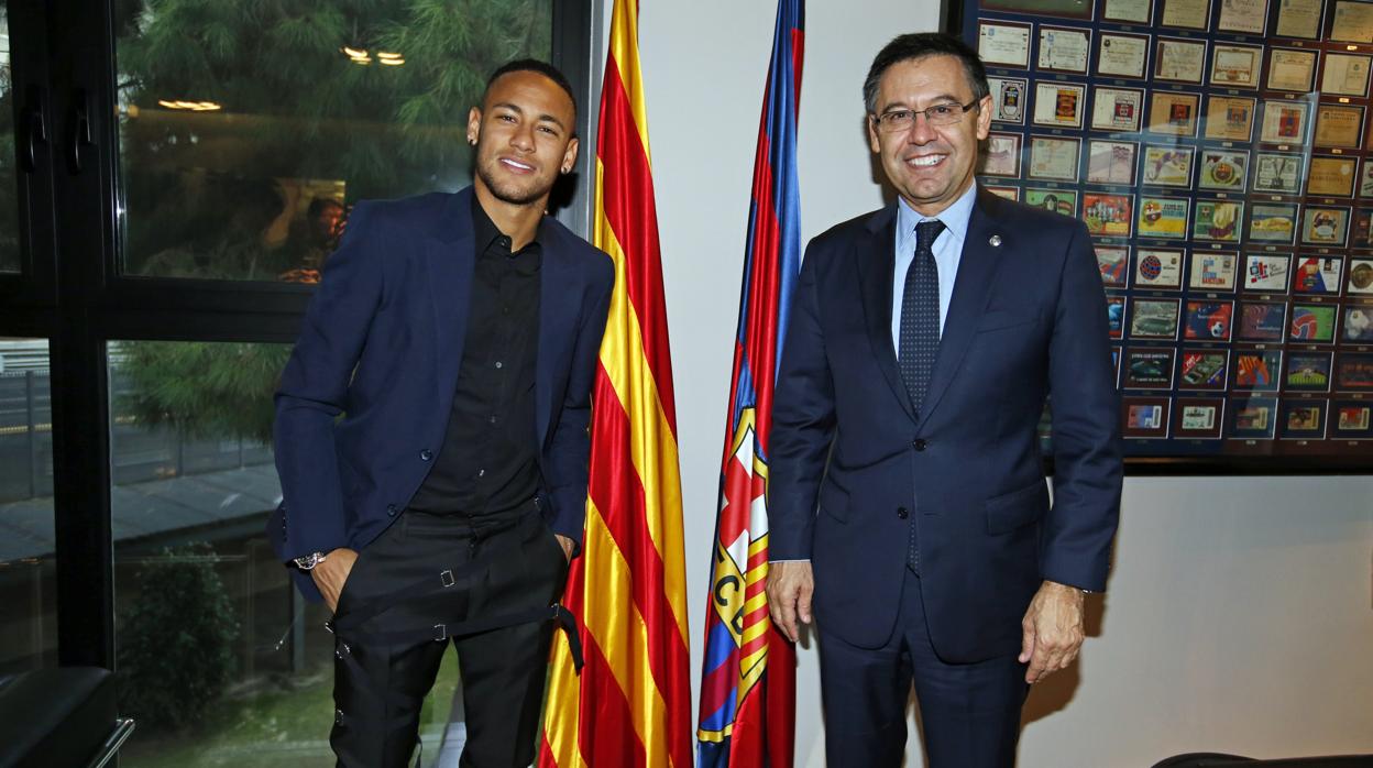 Neymar y Bartomeu el día que anunciaron la renovación del brasileño