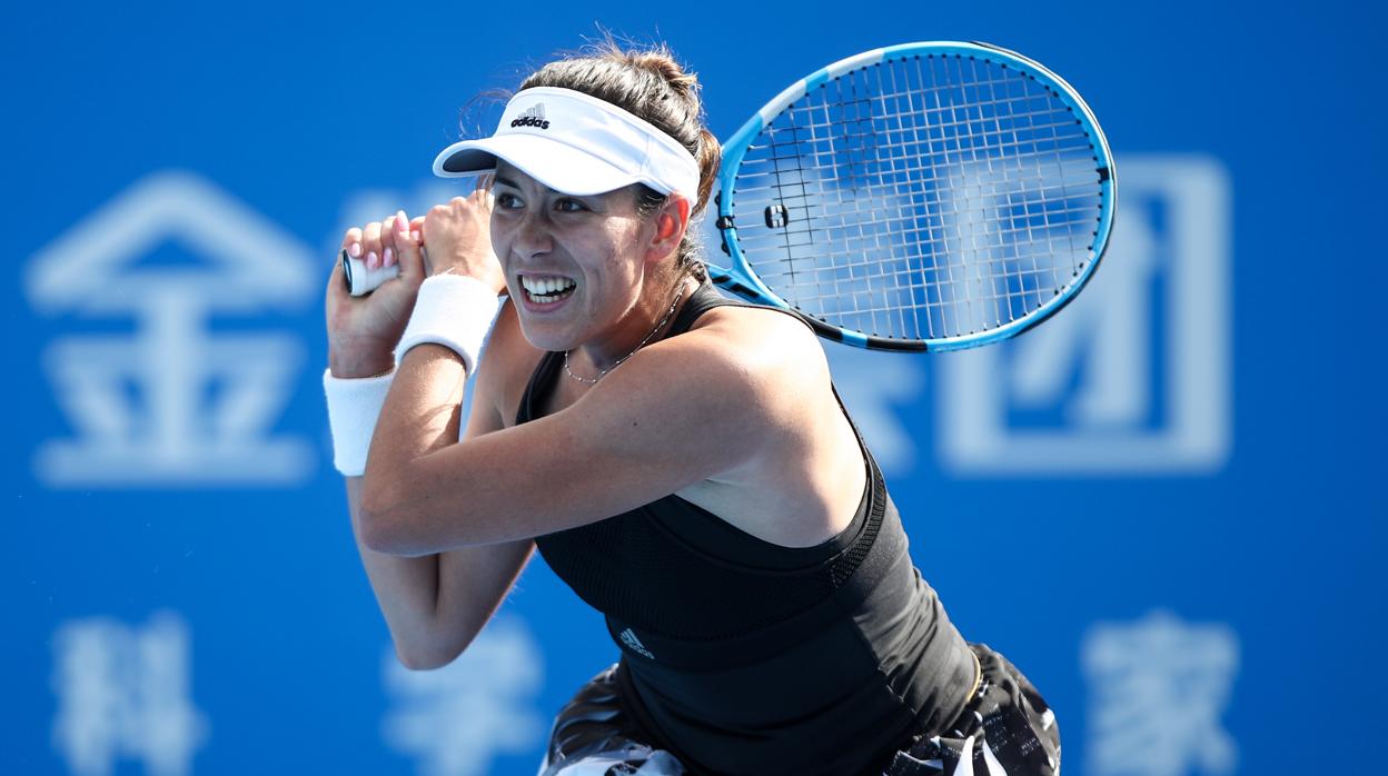 Muguruza golpea de revés en su duelo ante Rogers