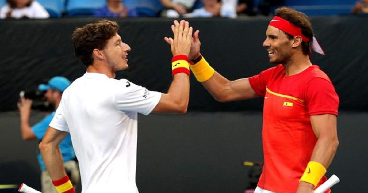 Nadal y Carreño celebran durante el dobles ante Japón