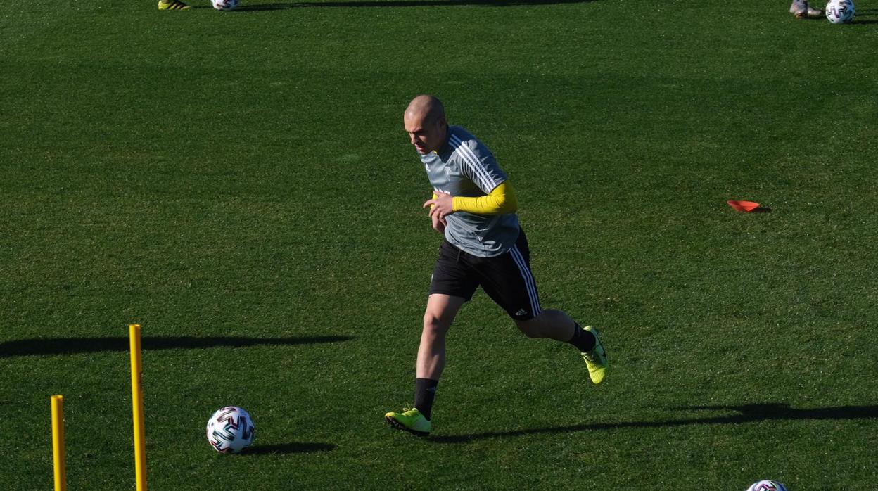 Pombo durante un entrenamiento con el Cádiz CF en El Rosal.